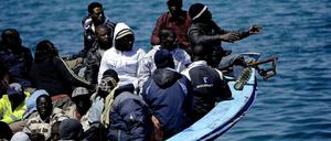 Aus Libyen geflohene Afrikaner vor Lampedusa im Frühjahr 2011