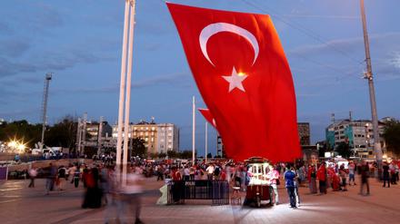 Die türkische Flagge hängt nach dem Putschversuch am Taksim-Platz in Istanbul.