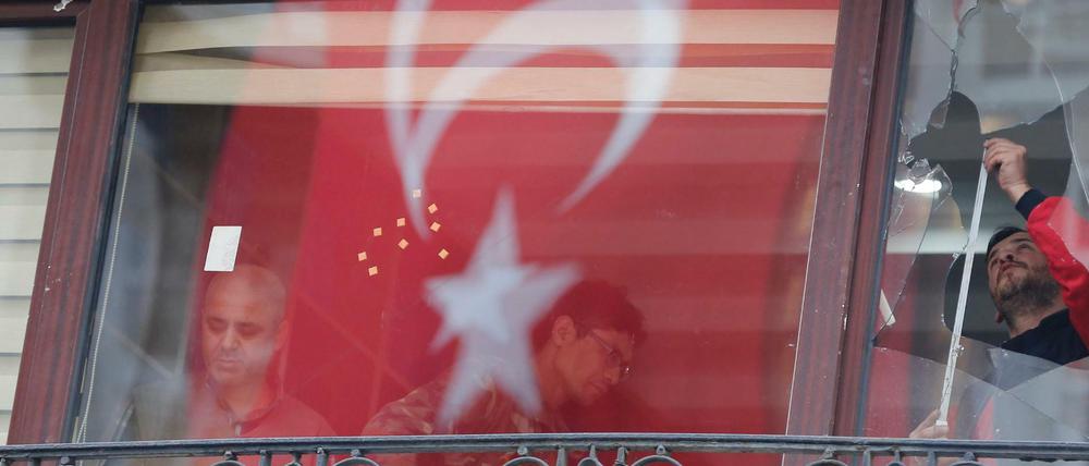 Aufräumarbeiten nach dem Selbstmordattentat in Istanbul 