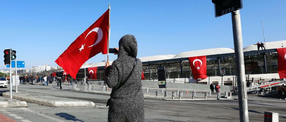 Nach den Anschlägen versammelten sich viele Leute mit Fahnen der Türkei auf die Straße. 