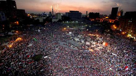 In Kairo gingen am Dienstagabend tausende Demonstranten auf die Straße. Auch in anderen Städten Ägyptens kam es zu Krawallen und Schusswechseln zwischen Gegnern und Anhänger von Präsident Mohammed Mursi.