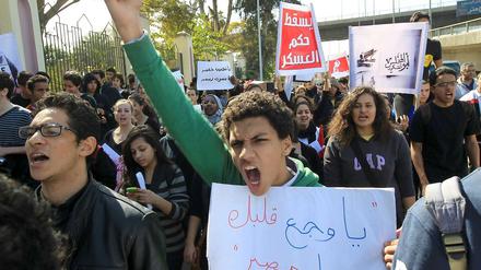 Wütende Studenten in Ägyptens Hauptstadt Kairo. Ein Jahr nach Mubaraks Sturz hat sich die Hoffnung auf mehr Freiheit für viele nicht erfüllt.