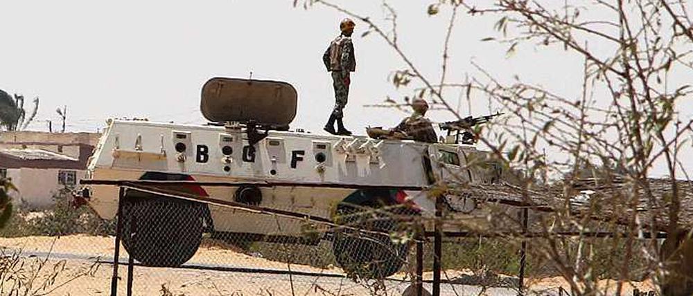 Eine ägyptische Grenzkontrolle patroulliert an der Grenze zu Israel.