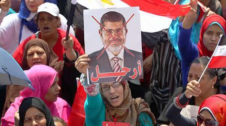 Zehntausende Ägypter protestieren auf dem Tahrir-Platz gegen ihren Präsidenten Mursi.