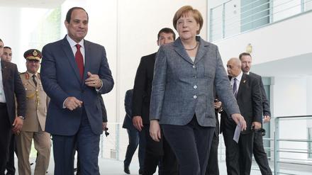 Bundeskanzlerin Angela Merkel (CDU) und der ägyptische Präsident Abdel Fattah al-Sisi kommen im Mai 2015 bei einer Pressekonferenz im Bundeskanzleramt in Berlin.