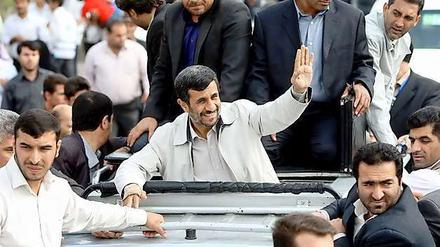 Unversehrt. Ahmadinedschad in Hamedan.