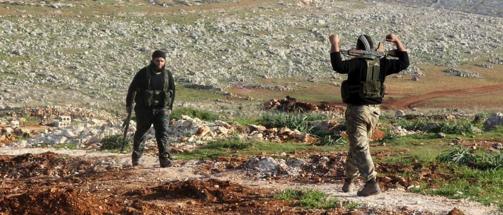 Kämpfer der Ahrar-Souriya-Brigade, die zur oppositionellen Freien Syrischen Armee gehört, patrouillieren während der Waffenruhe in einem hügeligen Gelände nördlich von Aleppo. 