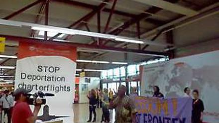 Protest gegen Abschiebungen am Tegeler Terminal C.