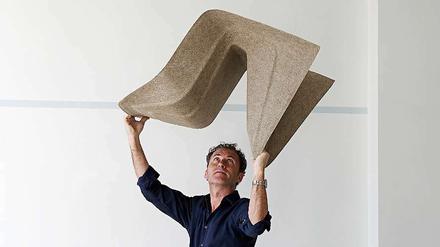 Neue Materialien reizen Werner Aisslinger. Der Stuhl "Hemp Chair" ist aus Hanf gefertigt. Verheizen und rauchen macht keinen Sinn, denn dem Hanf sind noch Kenaf-Fasern beigemischt –eine Alternative zum Erdöl abhängigen Kunststoff. 