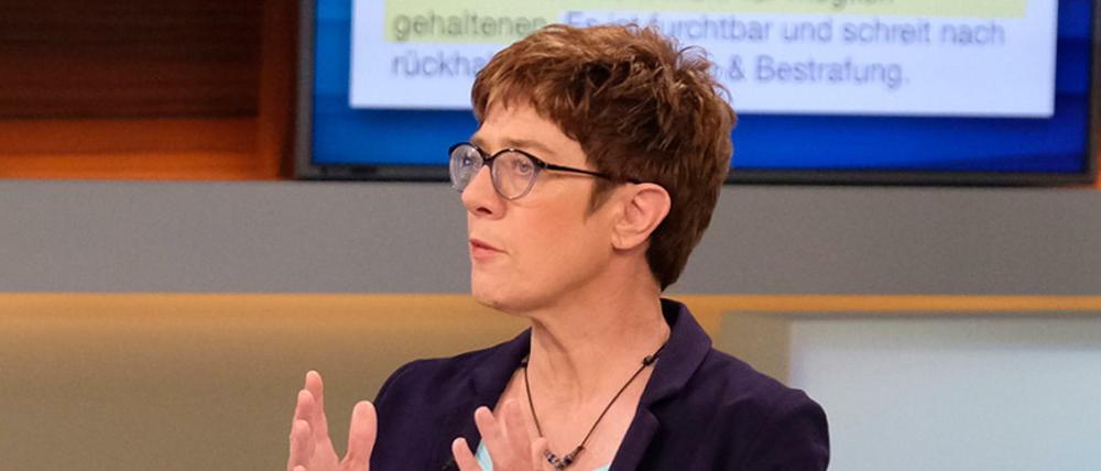 Annegret Kramp-Karrenbauer (CDU) spricht in der ARD-Talkshow "Anne Will".
