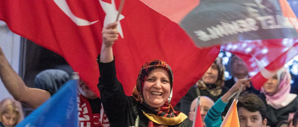 Türkische Flaggen auf einer Wahl-Veranstaltung der türkischen AKP in Hessen im März 2017. 