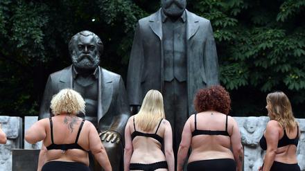 Plus-Size Models posieren am am Marx-Engels-Forum in Berlin im Rahmen des Fotoprojekts "Bodylove" für ein realistisches Frauenbild. 