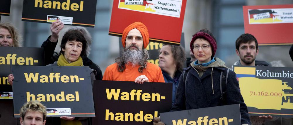 Demonstranten protestieren vor dem Bundestag gegen Waffenhandel.