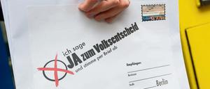"Ja zum Volksentscheid" steht am 11.10.2013 vor der Vattenfall Zentrale in Berlin auf einem Brief-Umschlag. Mit der Aktion von campact und dem Berliner Energietisch soll für die Briefabstimmung zum Rückkauf des Berliner Stromnetzes geworben werden. 