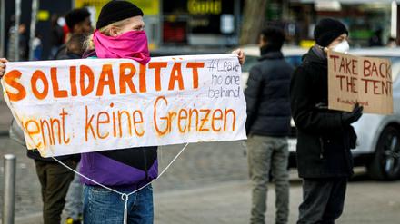 Aktion zur Kampagne #LeaveNoOneBehind: Demonstranten am Dienstag in Hamburg fordern die Aufnahme von Geflüchteten aus dem Camp Moria. 