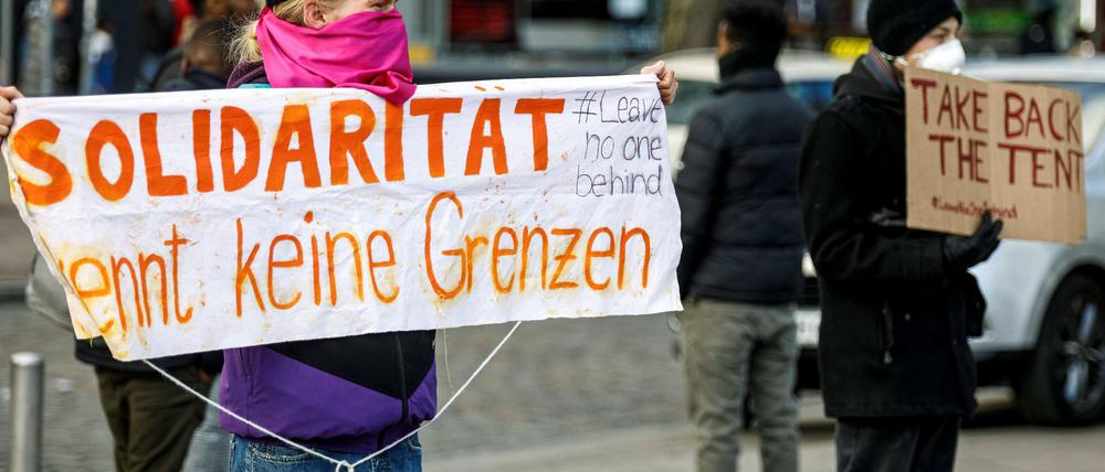 Aktion zur Kampagne #LeaveNoOneBehind: Demonstranten am Dienstag in Hamburg fordern die Aufnahme von Geflüchteten aus dem Camp Moria. 