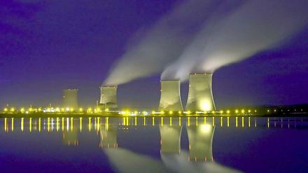 Das französische Atomkraftwerk Cattenom nahe der deutschen Grenze - Greenpeace fordert seine vorübergehende Abschaltung.