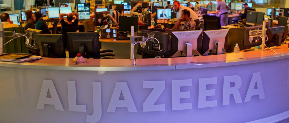 Journalisten arbeiten in Doha, der Hauptstadt von Katar, in einem Newsroom des arabischen Nachrichtensenders Al Dschasira. 