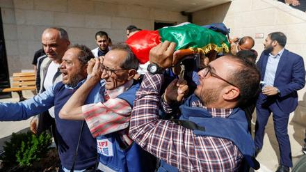 Journalisten und andere Trauernde tragen den Leichnam der getöteten Journalistin Shirin Abu Akle.