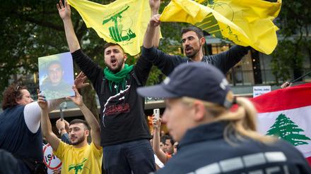 Hass auf Israel. Anhänger der Hisbollah skandieren Parolen beim Al-Quds-Tag 2015 in Berlin.