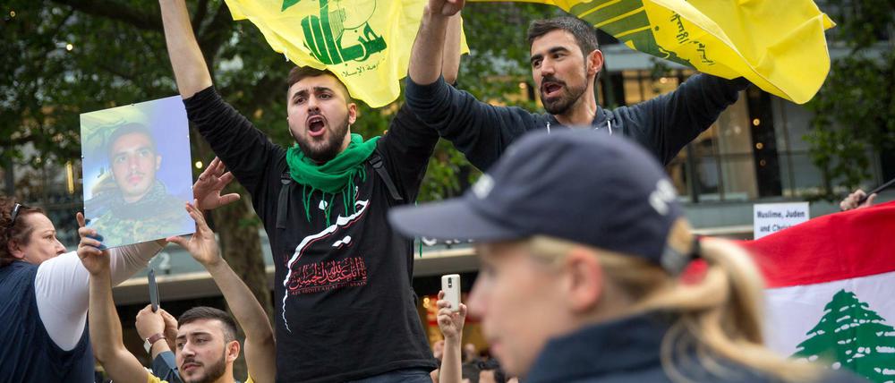 Hass auf Israel. Anhänger der Hisbollah skandieren Parolen beim Al-Quds-Tag 2015 in Berlin.