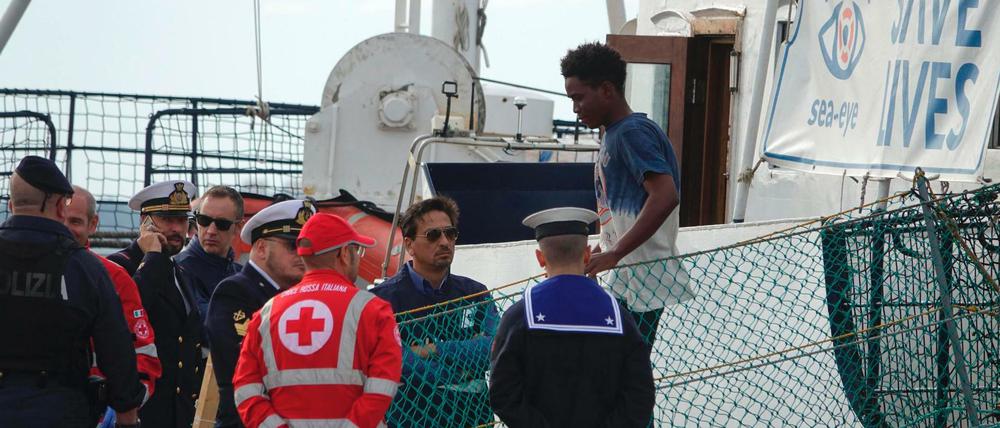 Ein Migrant geht am 3. November im italienischen Tarent von Bord des des deutschen Rettungsschiffs „Alan Kurdi“.