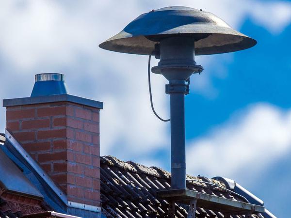 Auch die gute alte Sirene kann noch schützen. Hier ein neu installiertes Exemplar auf einem Hausdach in Mecklenburg-Vorpommern.