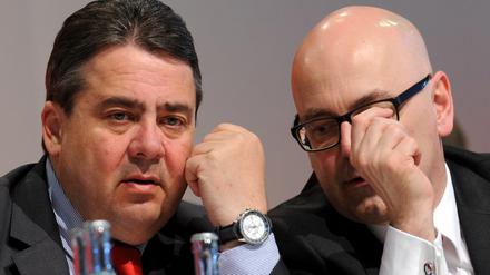 Der SPD-Parteivorsitzende Sigmar Gabriel (l) und Torsten Albig.
