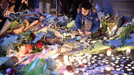Trauern und Solidarität mit den Opfern und ihren Angehörigen zeigen - das haben die Pariser am Samstag getan.