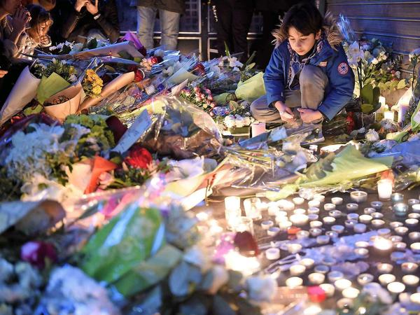 Trauern und Solidarität mit den Opfern und ihren Angehörigen zeigen - das haben die Pariser am Samstag getan.