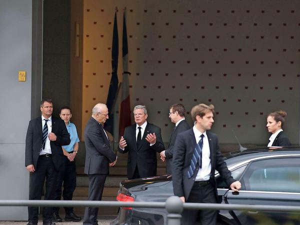 Entsetzen auch in Deutschland. Der Bundespräsident Joachim Gauck (Mitte) im Gespräch mit dem französischen Botschafter in Berlin.