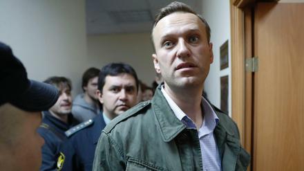 Der russische Oppositionelle Alexej Nawalny betritt am 02.10.2017 in Moskau den Gerichtssaal. 