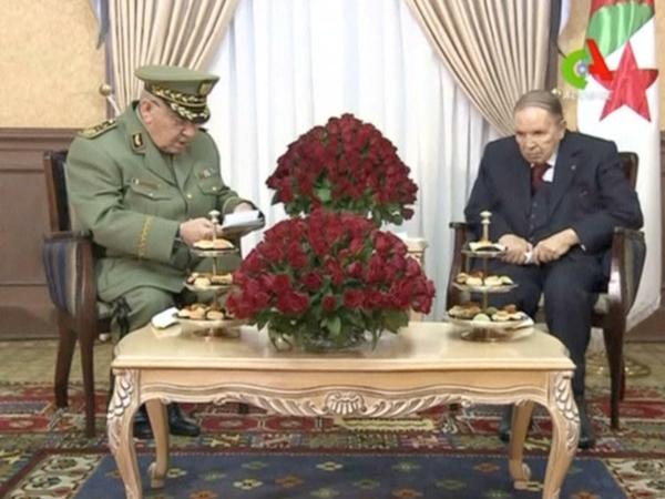 Abdelaziz Bouteflika bei einem Treffen mit General Gaid Salah Mitte März. 