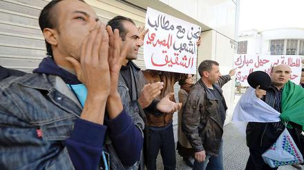 Oppositionelle in Algerien bereiten sich auf einen Protestzug vor.