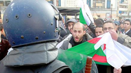 Demonstranten und Polizei stehen sich in Algier gegenüber.