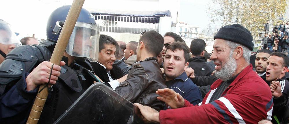 In der algerischen Hauptstadt Algier bot die Regierung 30.000 Sicherheitskräfte auf, um regimekritische Demonstrationen zu verhindern.