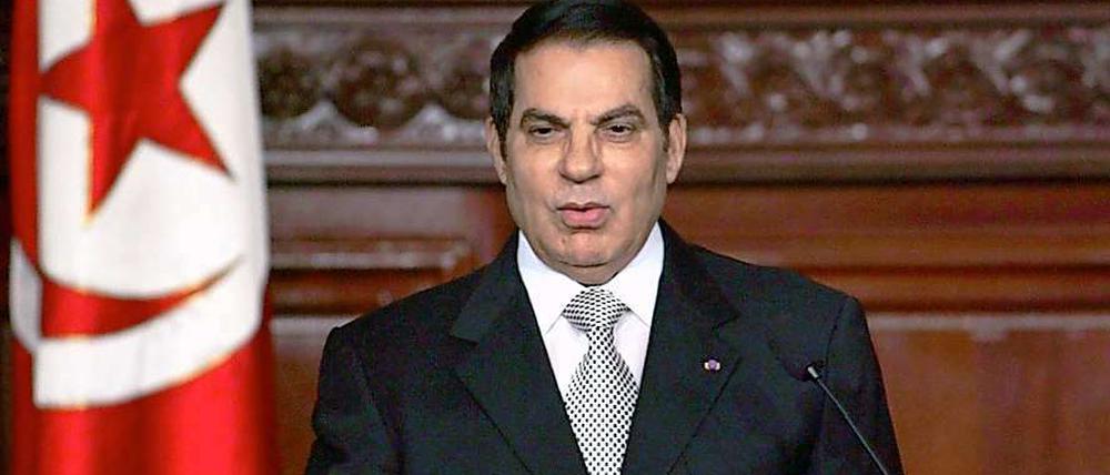 Mit einer dramatischen Flucht verabschiedet sich der tunesische Staatschef Ben Ali nach 23 Jahren von der Macht. Er verlässt seine Heimat an Bord eines Flugzeugs. Als mögliches Ziel Ben Alis gilt zunächst die frühere Kolonialmacht Frankreich, das eine Aufnahme aber ablehnt.