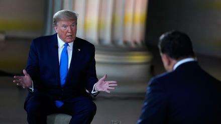 Donald Trump, Präsident der USA, spricht während einer Fernsehaufzeichnung mit dem US-Sender Fox News im Lincoln Memorial. 