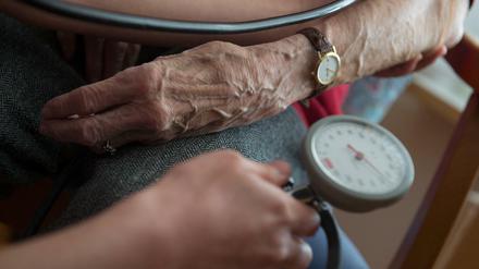 Eine Bewohnerin der Seniorenwohnanlage Ludwigstift bekommt in Stuttgart den Blutdruck gemessen. 