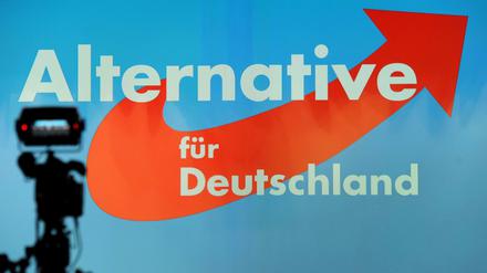 Eine TV-Kamera steht kurz vor Beginn des Bundesparteitages der Partei Alternative für Deutschland (AfD) vor der Bühne.