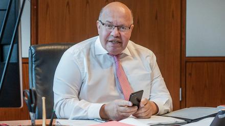 Konservierung der Verbandslandschaft? Wirtschaftsminister Peter Altmaier an seinem Schreibtisch.