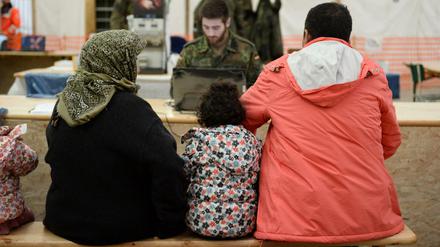 Syrische Flüchtlinge im Wartezentrum für Flüchtlinge beim Fliegerhorst in Erding. Die Politik der Bundesregierung im Bezug auf Flüchtlinge findet immer häufiger unter Klageandrohung der Kritiker statt.