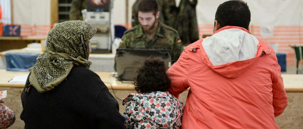 Syrische Flüchtlinge im Wartezentrum für Flüchtlinge beim Fliegerhorst in Erding. Die Politik der Bundesregierung im Bezug auf Flüchtlinge findet immer häufiger unter Klageandrohung der Kritiker statt.