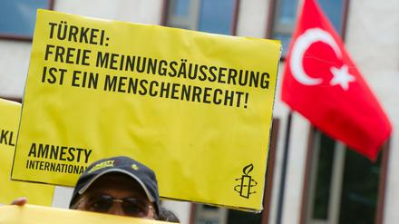 Protest von Amnesty International vor der Türkischen Botschaft in Berlin. (Archiv)