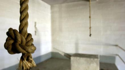 Seile hängen an einem Galgen in einem Hinrichtungsraum. 