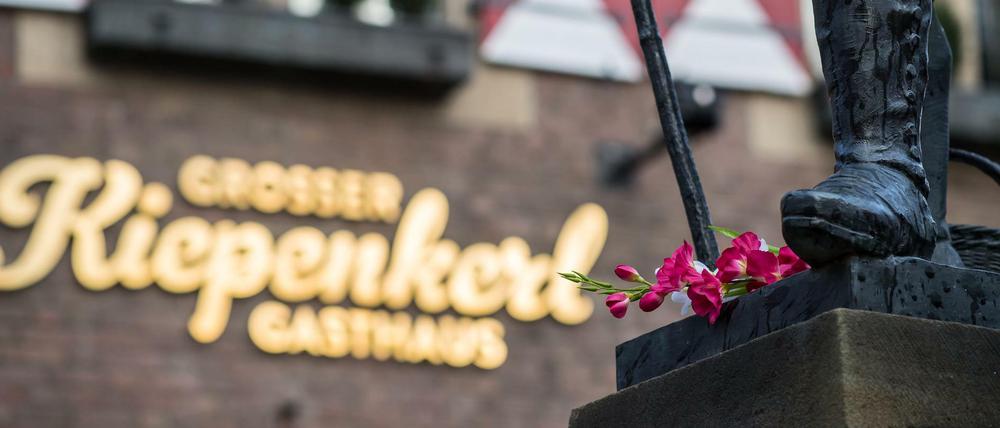 Eine Blume liegt am Tatort vor dem Kiepenkerl in Münster am Fuß der gleichnamige Figur. Ein Mann war am 07.04. mit einem Kleintransporter vor dem Restaurant in eine Gruppe von Menschen gerast und hatte zwei von ihnen getötet.