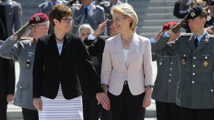 Hand in Hand stehen Ursula von der Leyen (CDU, m.), scheidende Verteidigungsministerin und neugewählte EU-Kommissionspräsidentin, neben ihrer Nachfolgerin Annegret Kramp-Karrenbauer (l).