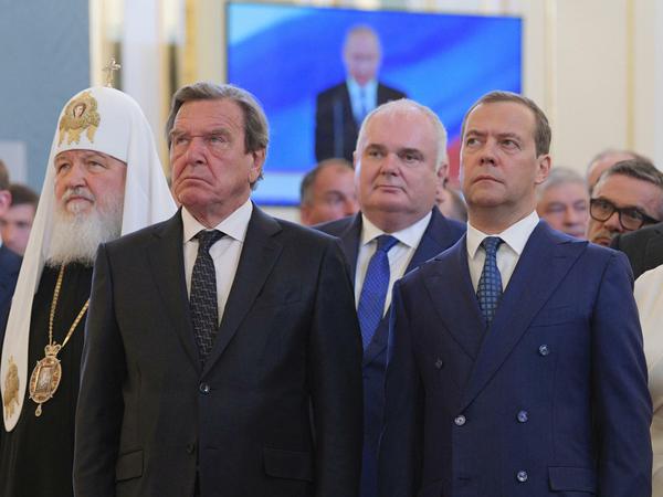 Altkanzler Gerhard Schröder bei Putins Amtseinführung neben Ministerpräsident Dmitri Medwedew 