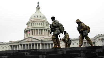 Mitglieder der Nationalgarde patrouillieren vor dem Kapitol.