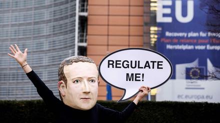 Mit der Maske von Facebook-Chef Mark Zuckerberg: Ein Aktivist protestiert in Brüssel für Regulierung der Digitalkonzerne.